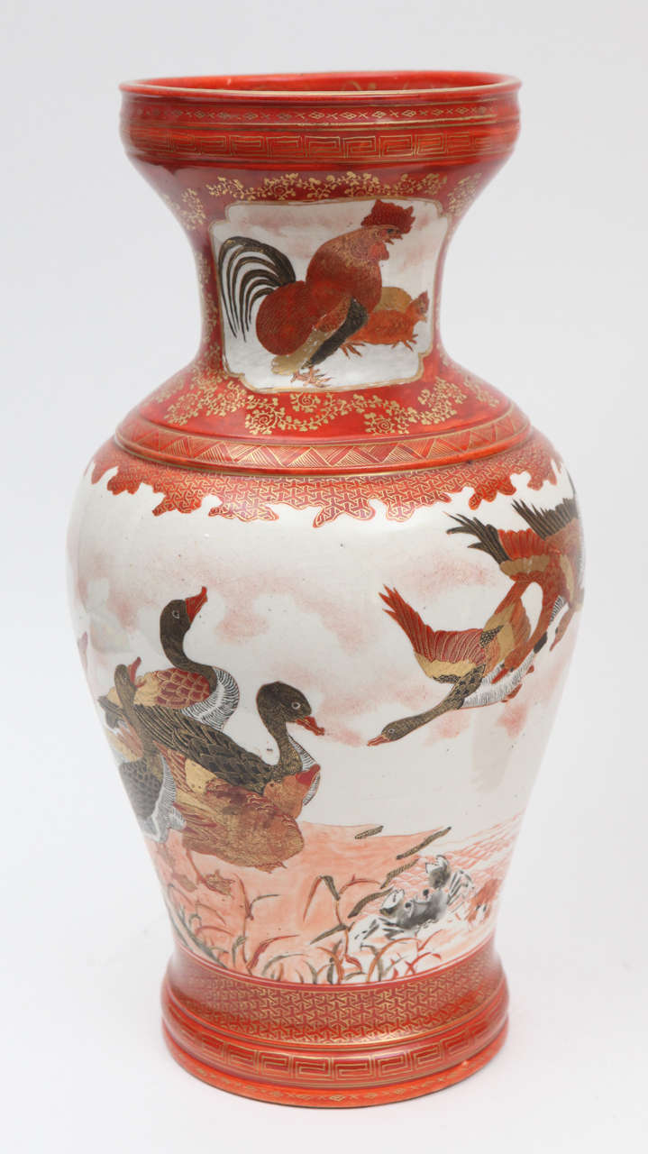 Paar japanische Kutani-Vasen aus Porzellan des 19. Jahrhunderts (Japanisch) im Angebot