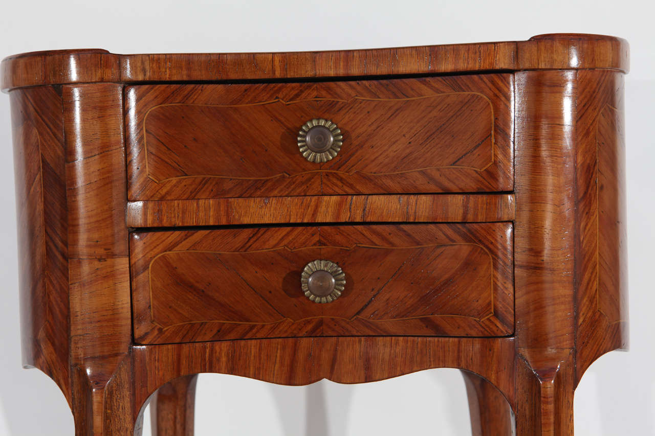 Pair of 1900s French Kidney Shaped Walnut End Tables In Excellent Condition In Los Angeles, CA