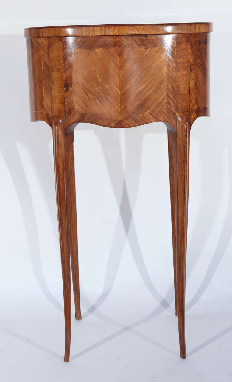 Pair of 1900s French Kidney Shaped Walnut End Tables 3