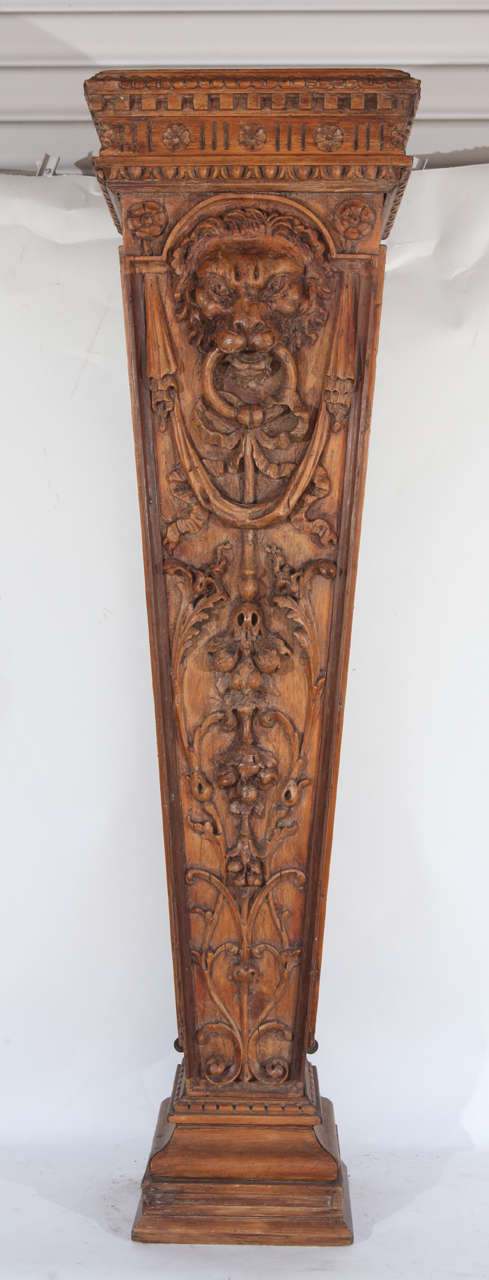 Paire de piédestaux en pin anglais du 19e siècle avec motif de tête de lion finement sculpté.