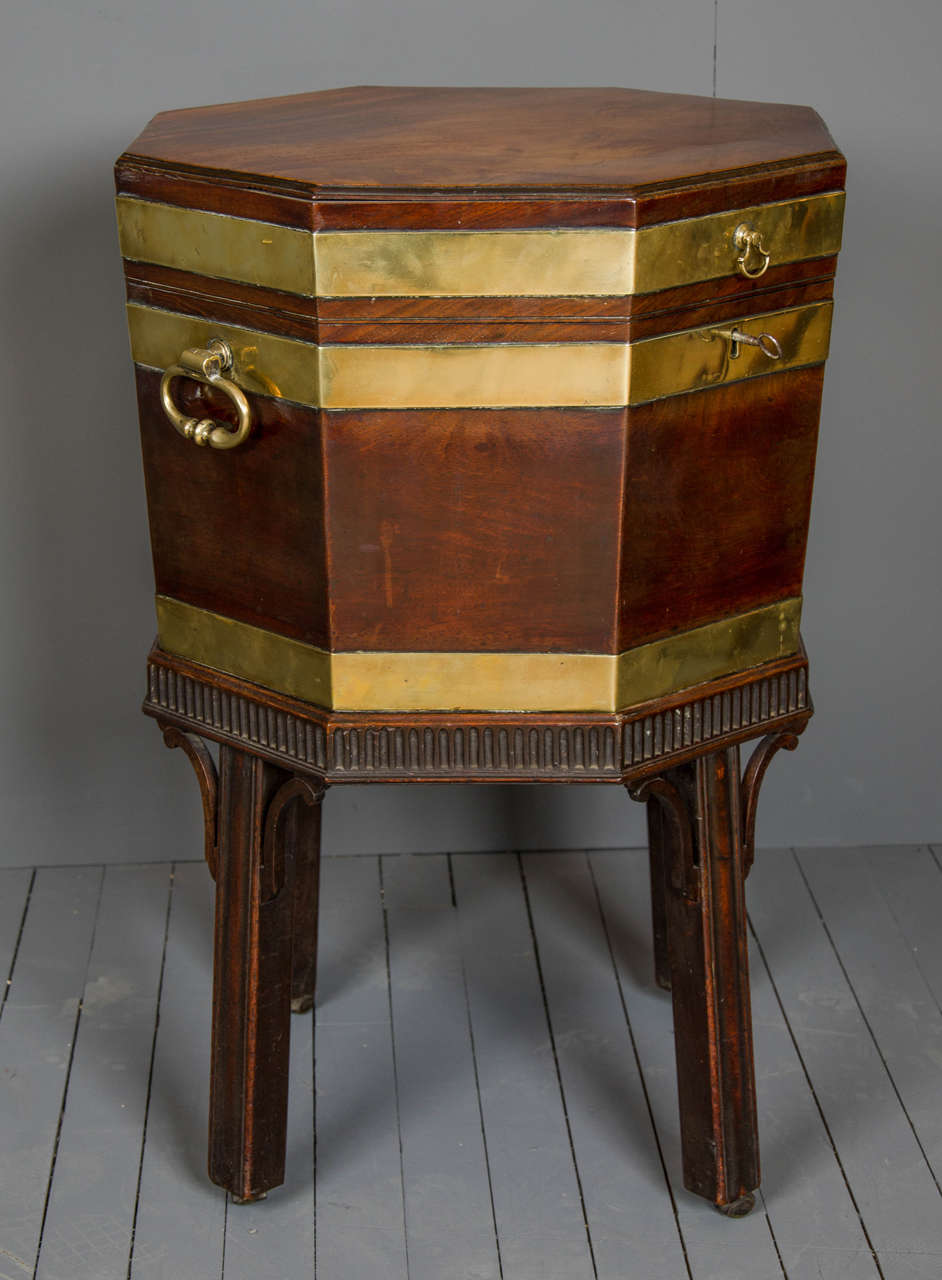 George III Octagonal Mahogany Wine Cooler In Excellent Condition In London, GB