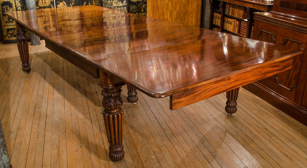 19th Century Mahogany Dining Table with Reeded Legs In Excellent Condition In London, GB