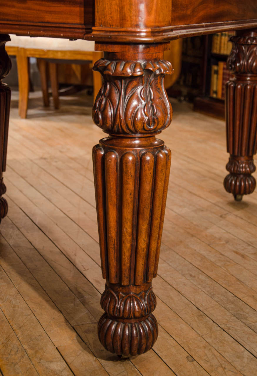 English 19th Century Mahogany Dining Table with Reeded Legs