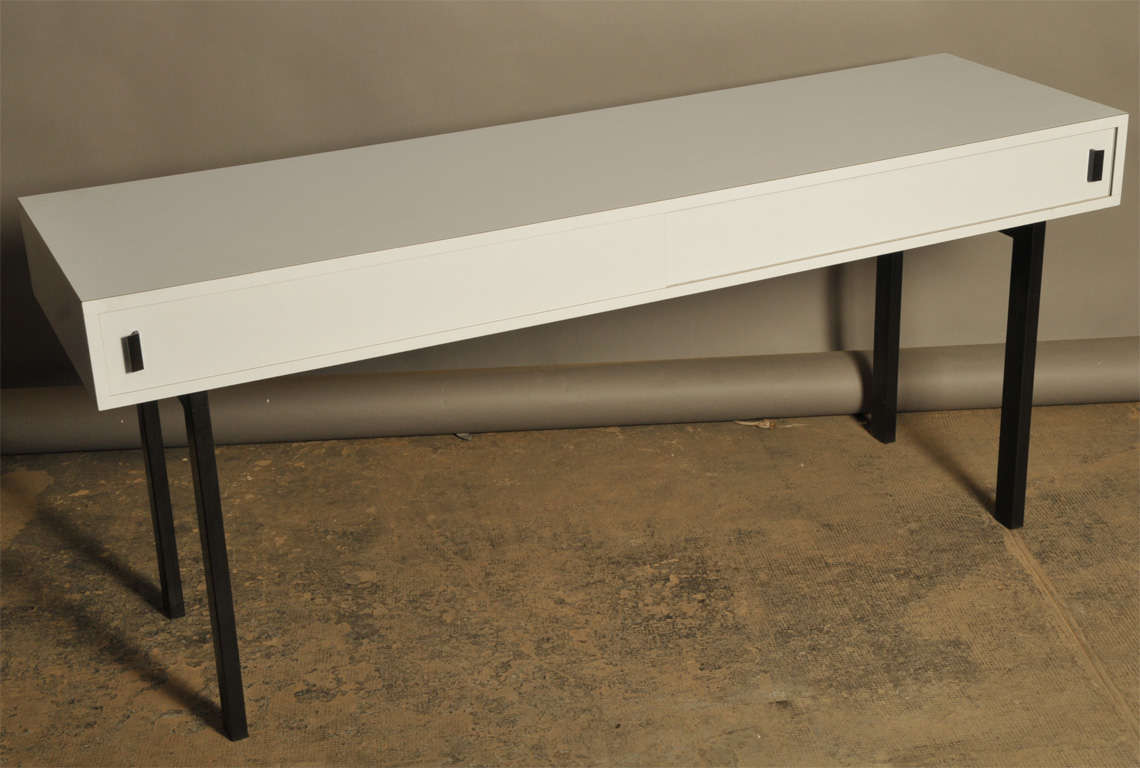 French work
Console with two doors
Black steel lacquered and grey formica
circa 1960.