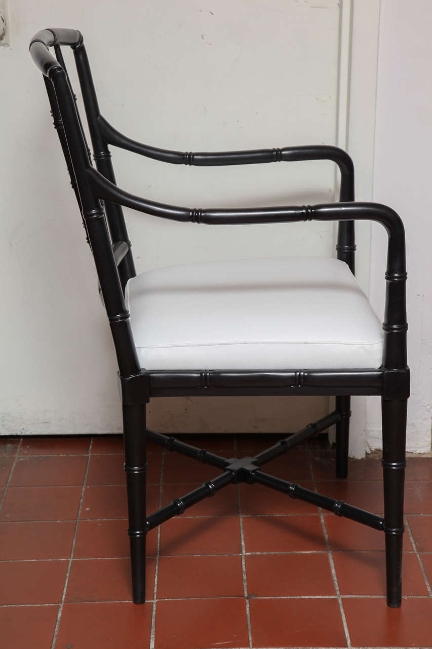 Circa 18th Century Original Painted New England Windsor Pair of Chairs In Excellent Condition In New York, NY