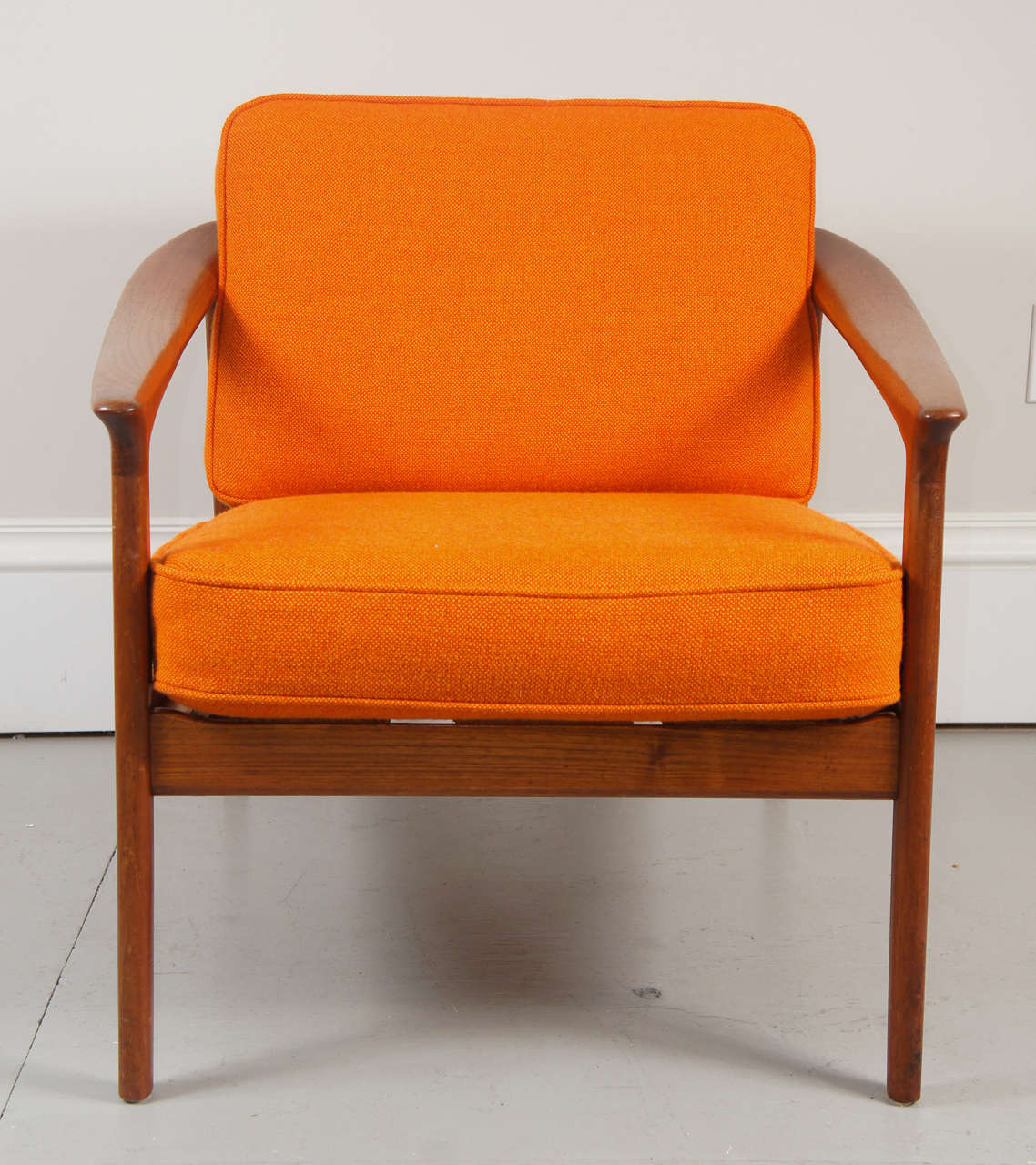 A very nice lounge chair designed by Folke Ohlsson for Dux. The upholstery is in very good condition.