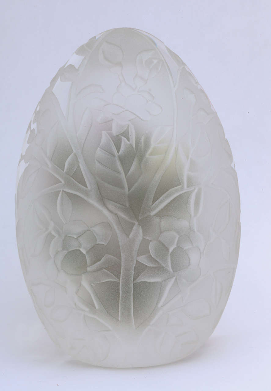 Contemporary Cathy Richardson Carved, Egg-Shaped Paperweight Sculpture