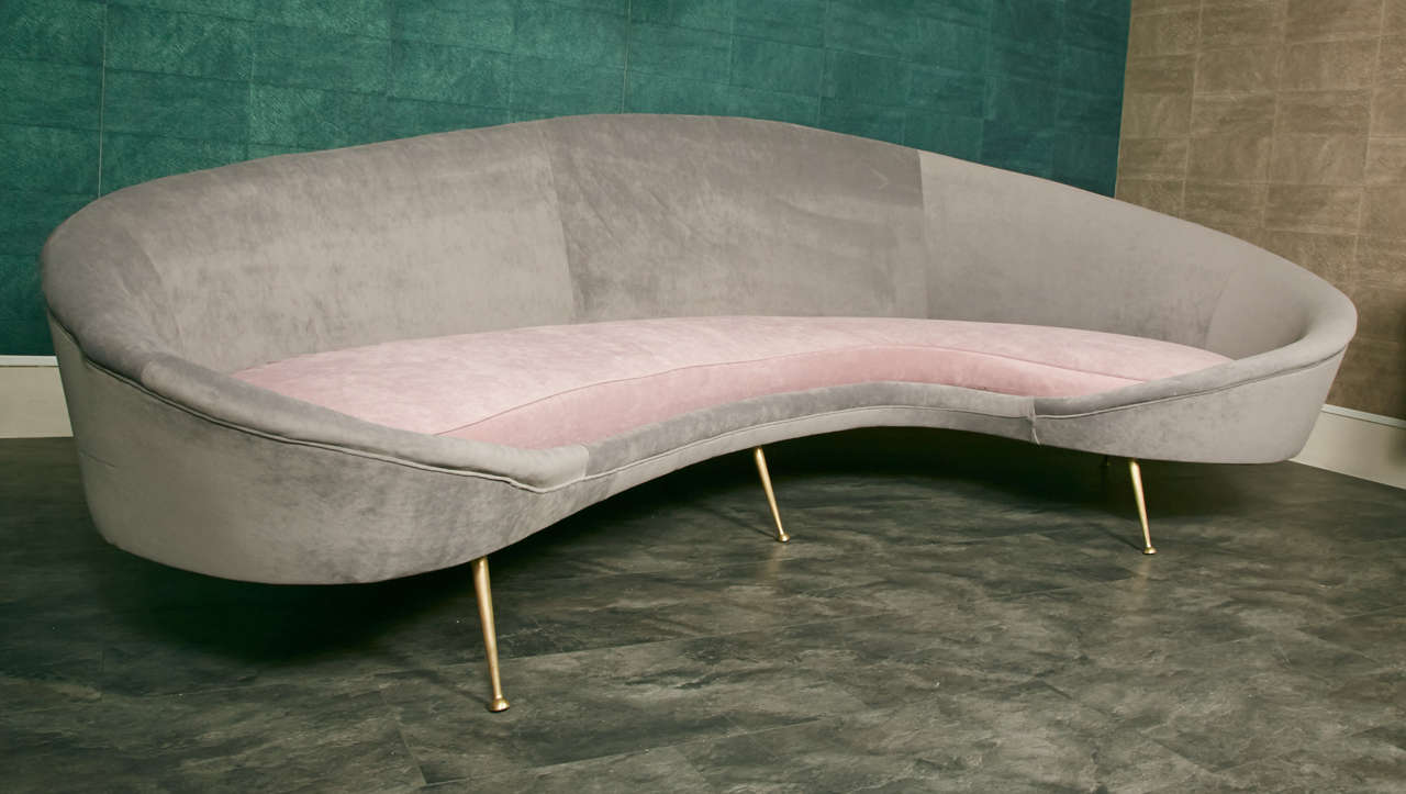Imposing Italian curved canape reupholstered in grey and light pink  velvet with 6 polished guilted brass legs.