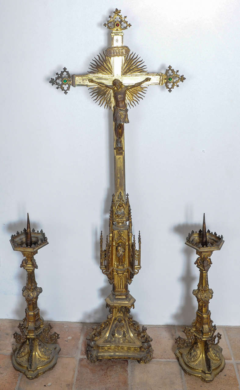 19th century altar set consisting of one Jesus Christ statue and two candlesticks. Neo-Gothic, brass.