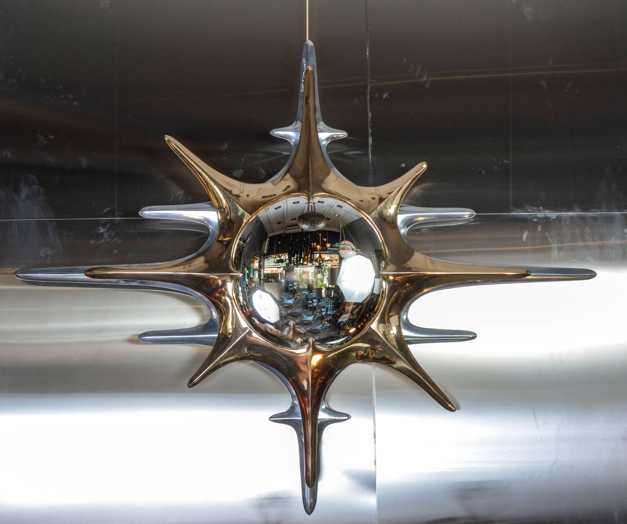 Sunburst convex mirror in cast aluminium and polished solid bronze.

numbered 1/ 25 exemplars.
