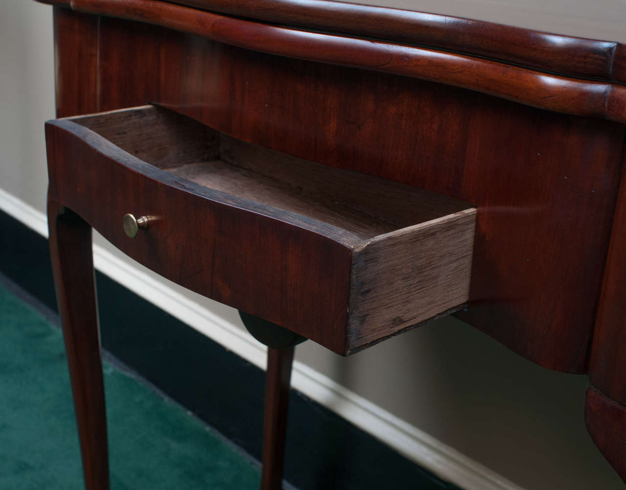 Queen Anne Style Games Table In Excellent Condition For Sale In Alexandria, VA