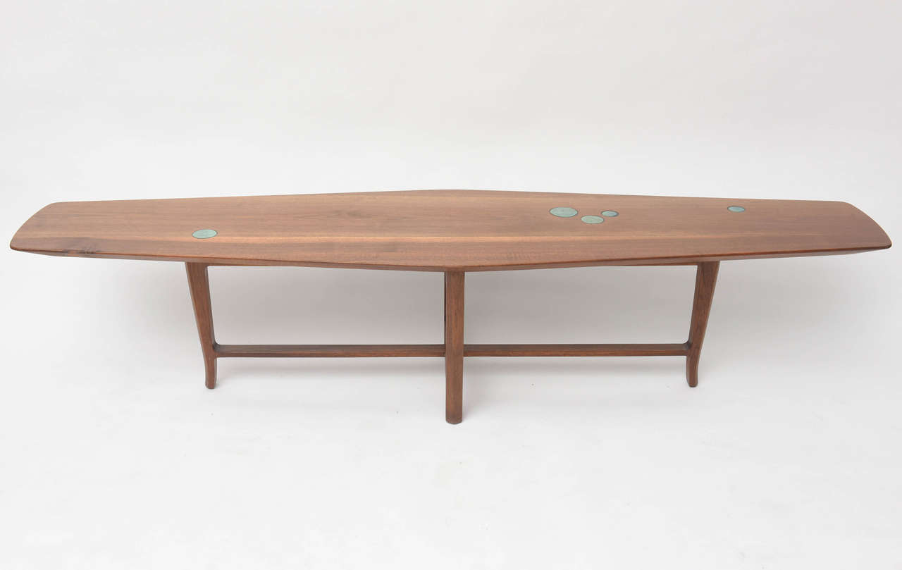 Edward Wormley coffee table, model 5632N.
An elegant surfboard shape, combining sap walnut and blue glazed Natzler
tiles.