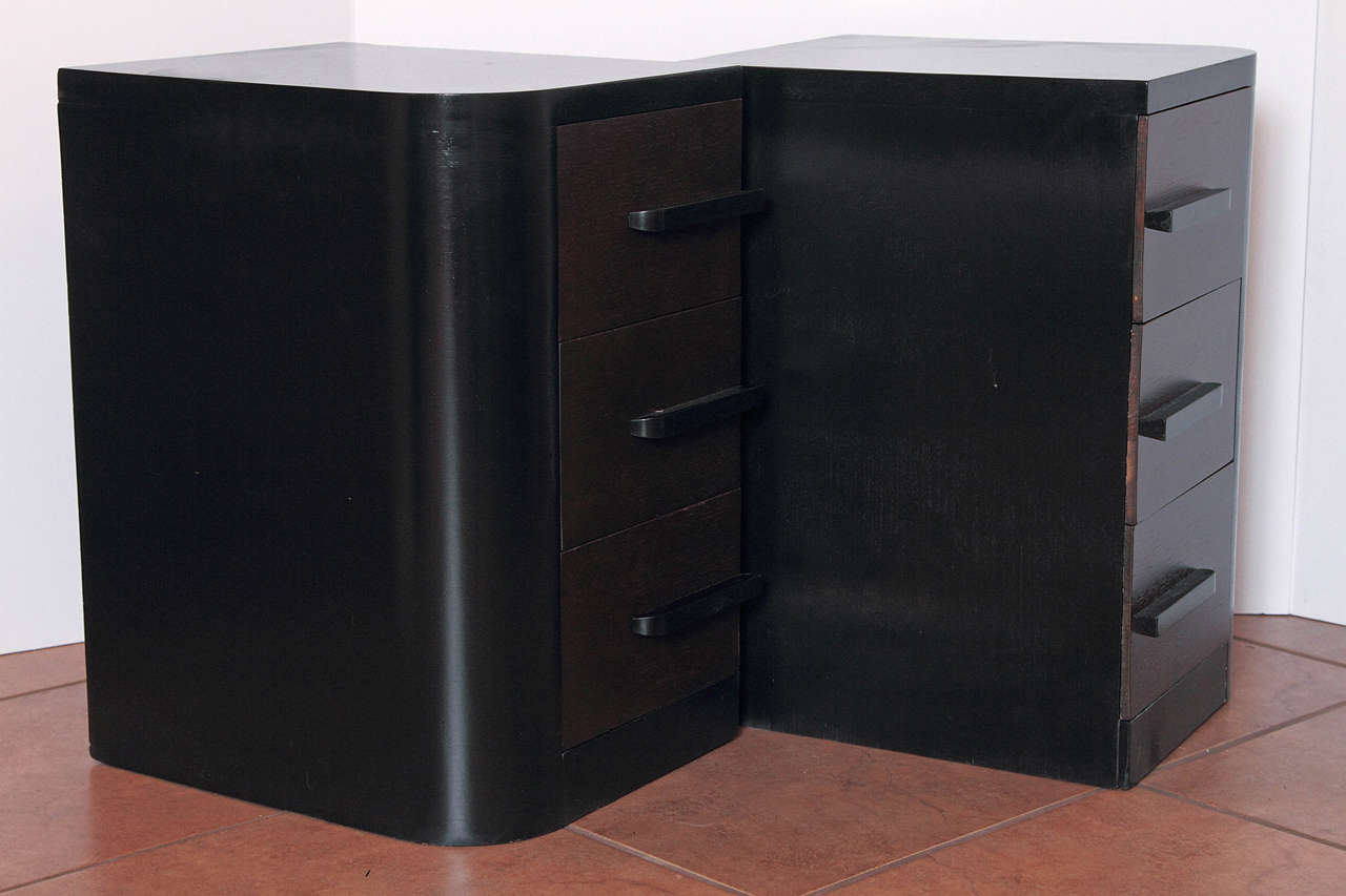 Design for this line frequently attributed to Donald Deskey. Actually a 1930s Modernage production.
Very nice pair streamline machine age end tables that can be placed together, if desired, like the matching chests from this set.
Ebonized and dark