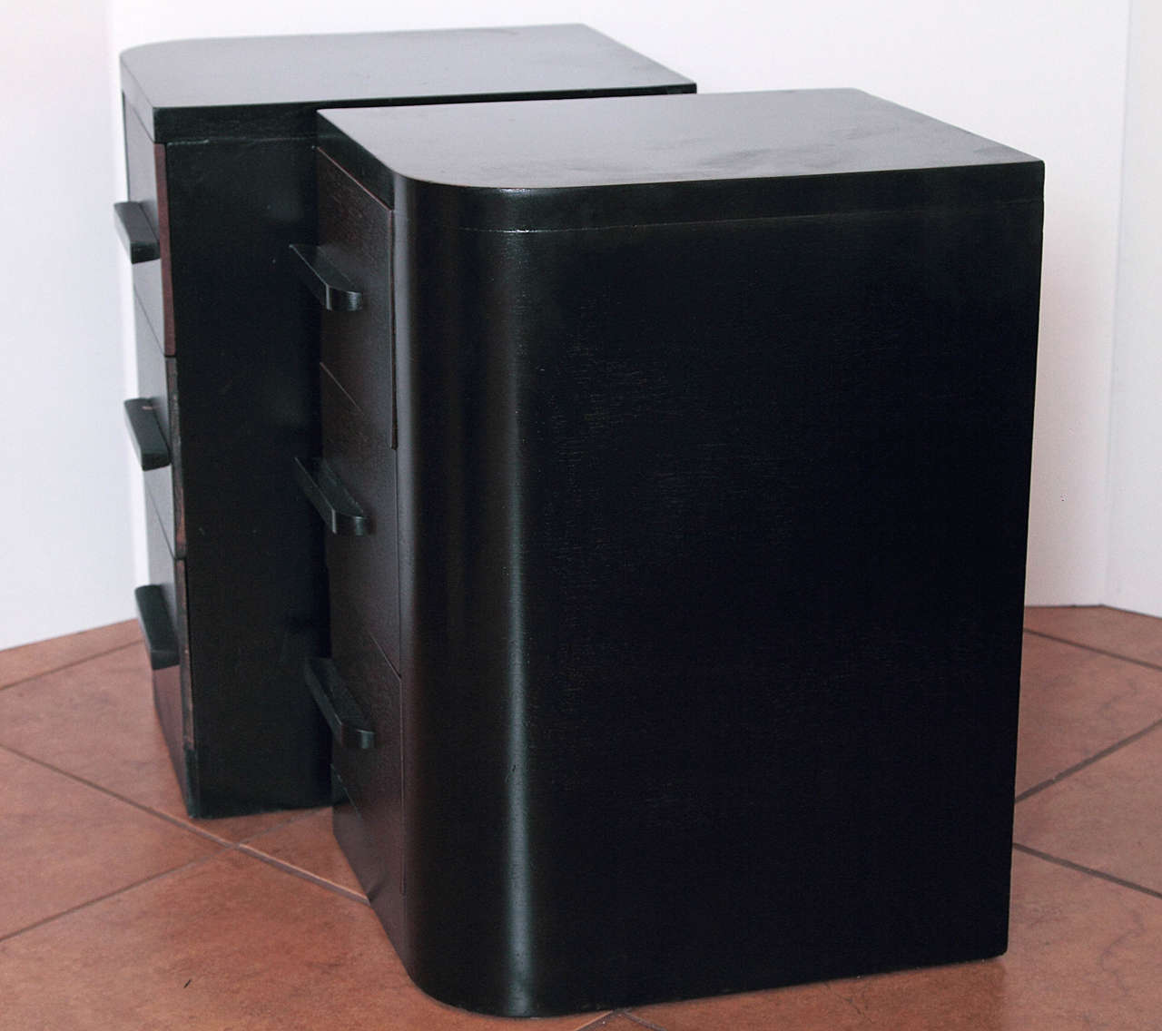Mid-20th Century Streamline Pair of Modernage Art Deco Bookend Matched Ebonized Nightstands For Sale