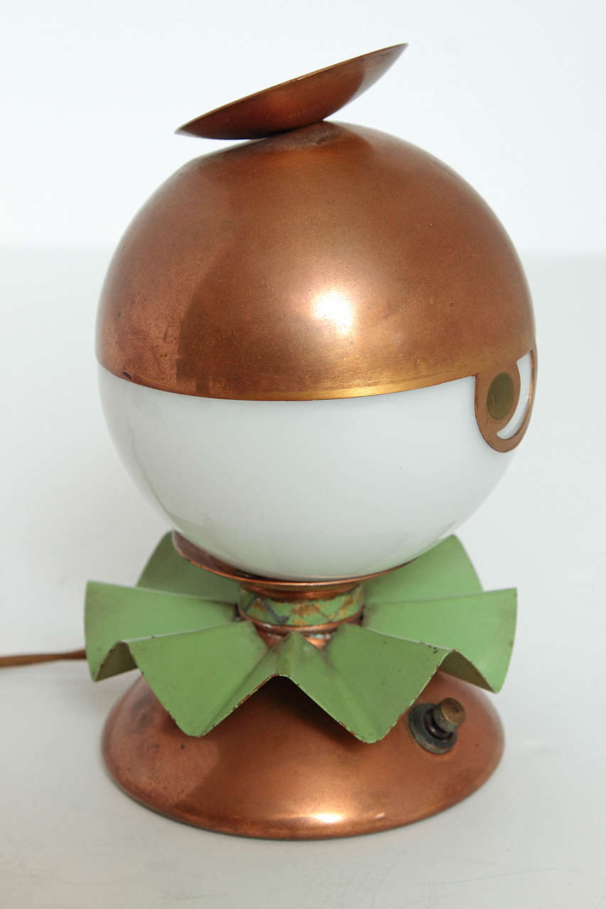 Revere catalog # 127, satin copper and green ruffle. Mid-1930s design.
Documented Bel Geddes design.
Difficult to find lamp, in the rarer copper or green combination.

Unrestored original condition, including original silk cord.
Requires simple