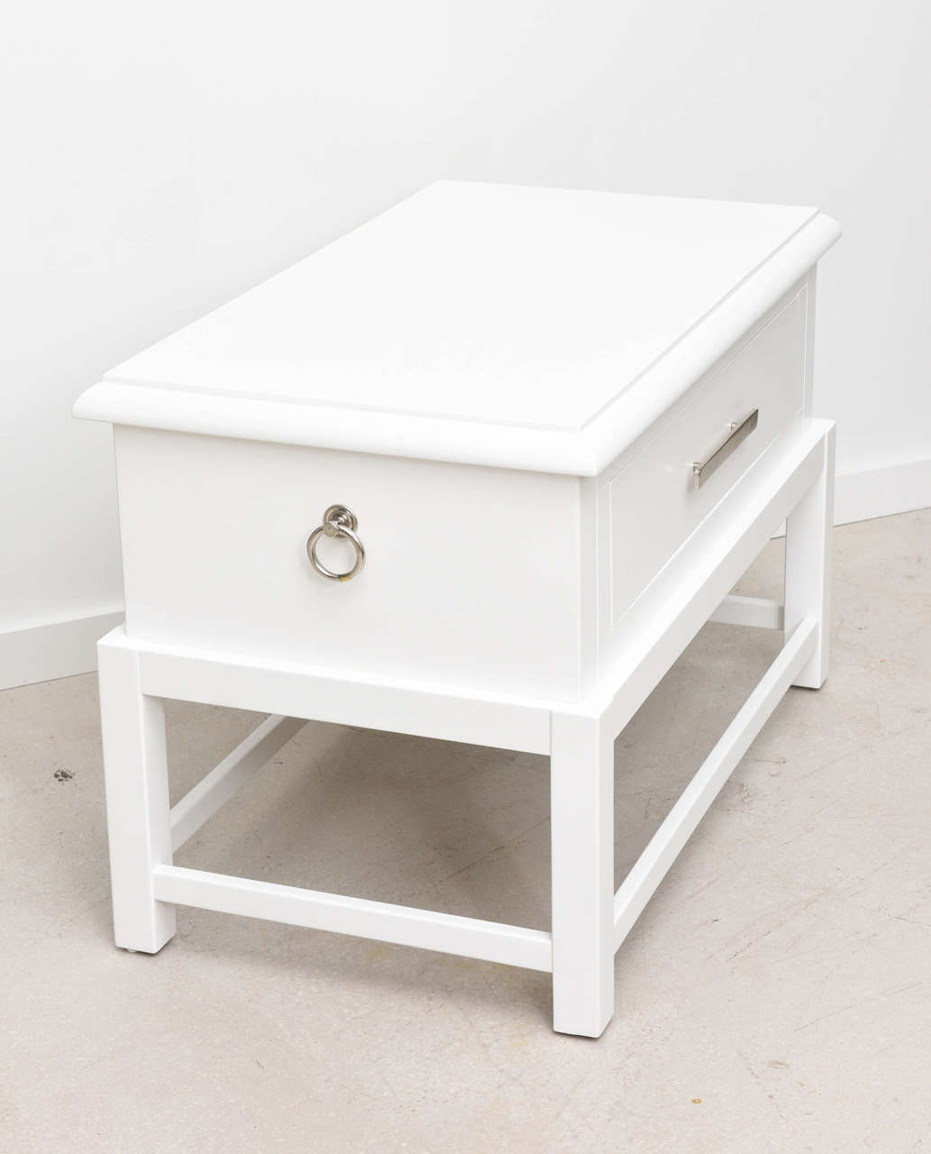 Pair of Vintage White Lacquer Bedside Tables 1