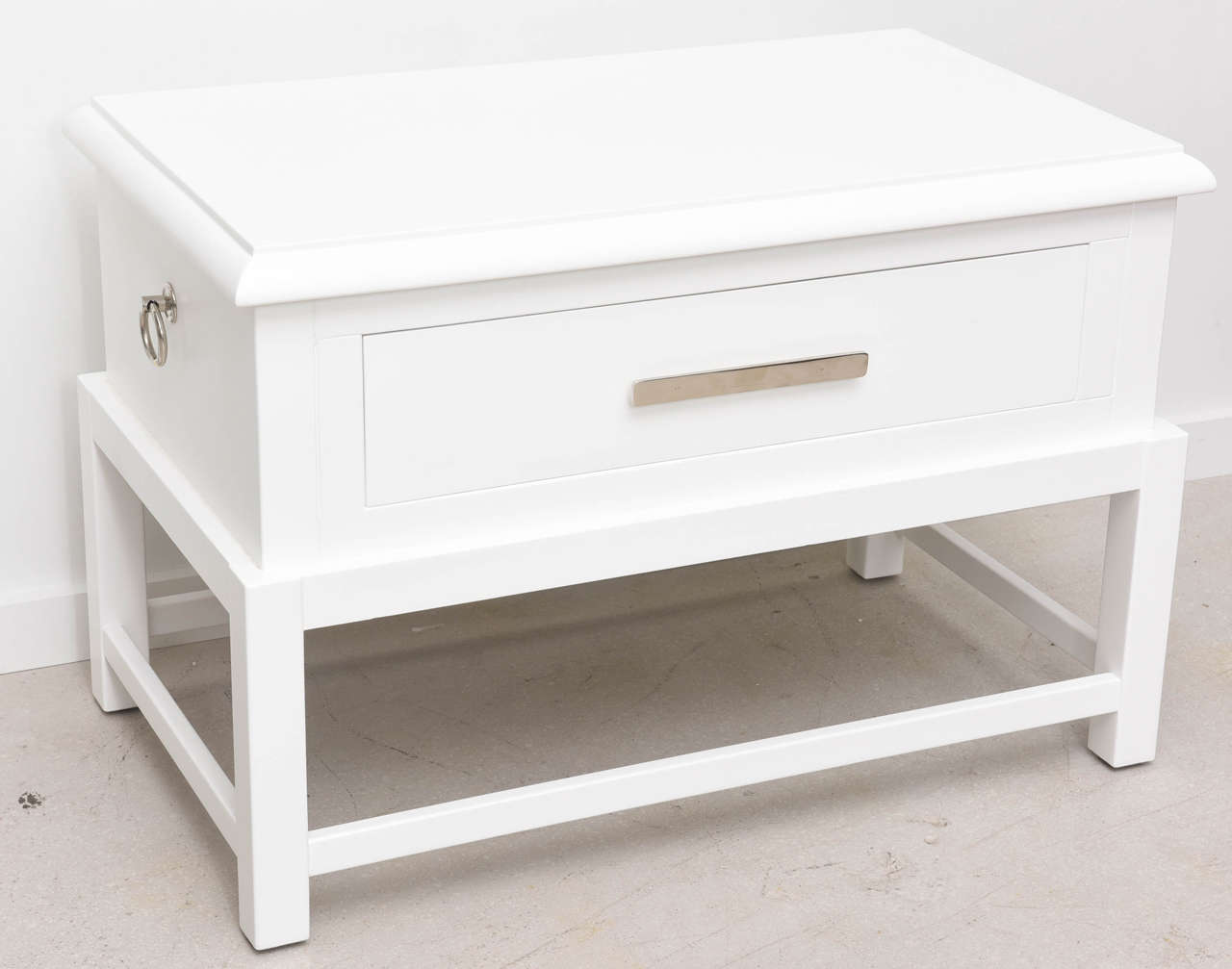 Pair of Vintage White Lacquer Bedside Tables at 1stdibs