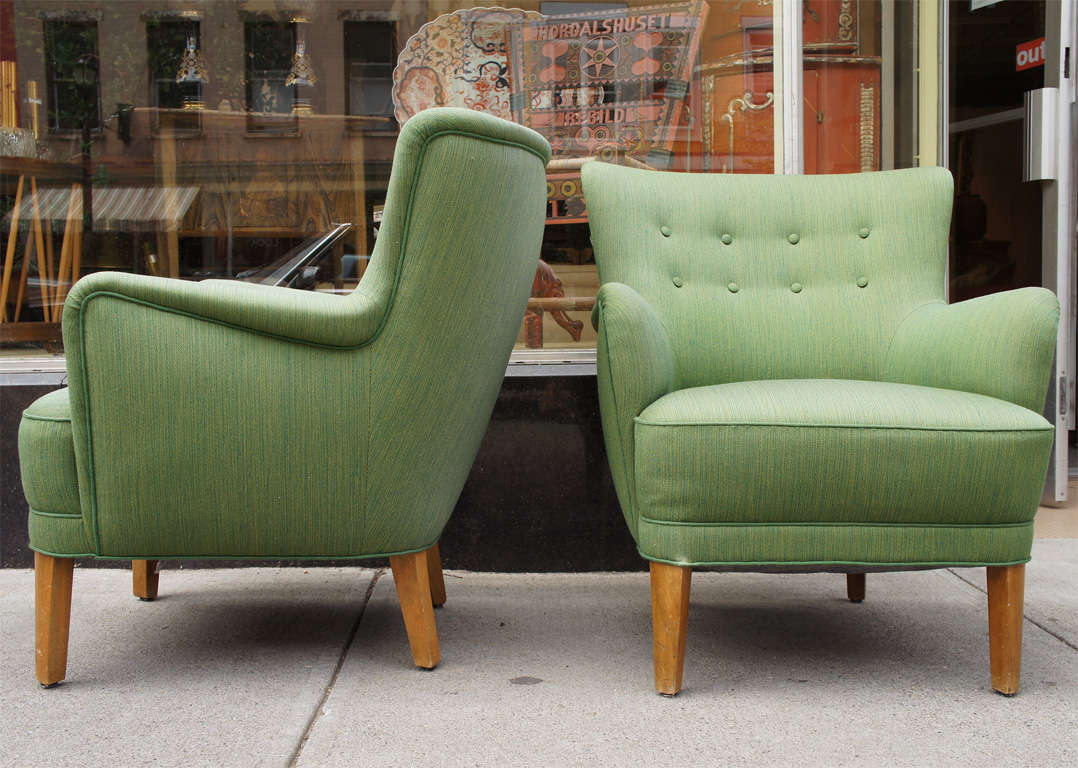 Pair of handsome tub armchairs covered in green wool, with tufted backs, Danish, mid-century modern with beechwood legs