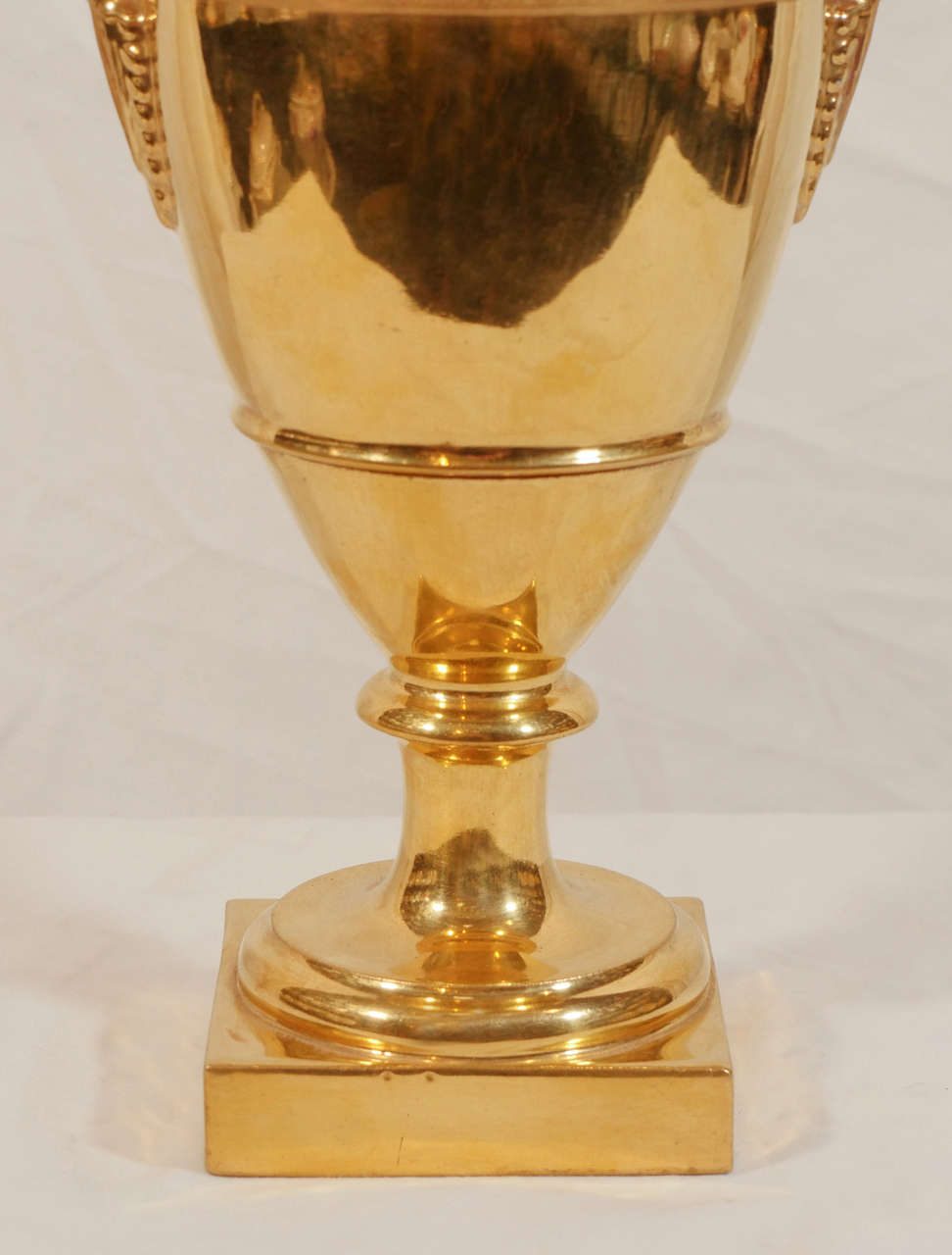 Paar Pariser Goldene Kaminsims-Vasen aus Porzellan, hergestellt in Frankreich um 1830 (Französisch) im Angebot