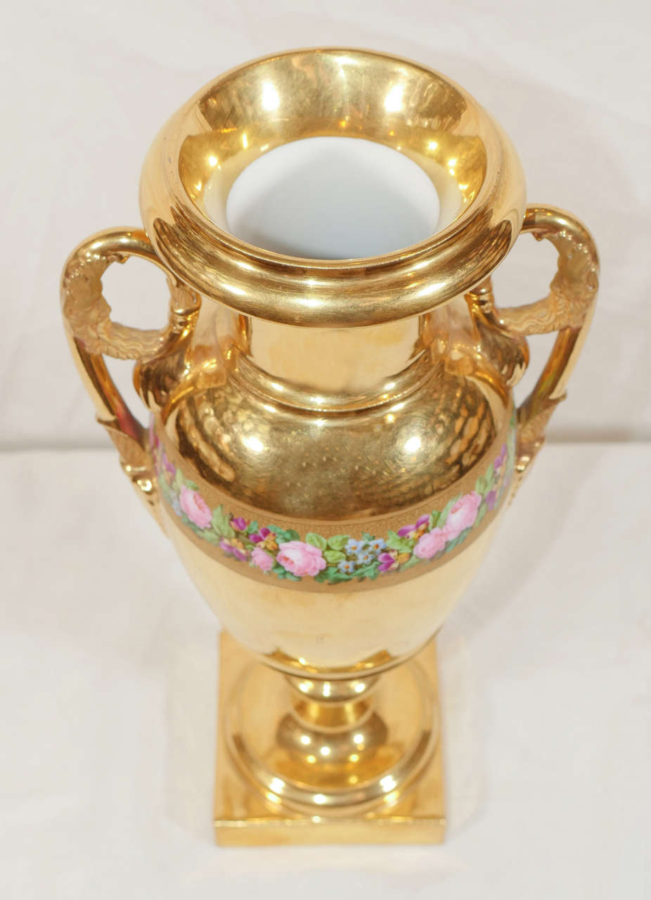 XIXe siècle Paire de vases de manteau de cheminée en porcelaine dorée de Paris fabriqués en France vers 1830 en vente