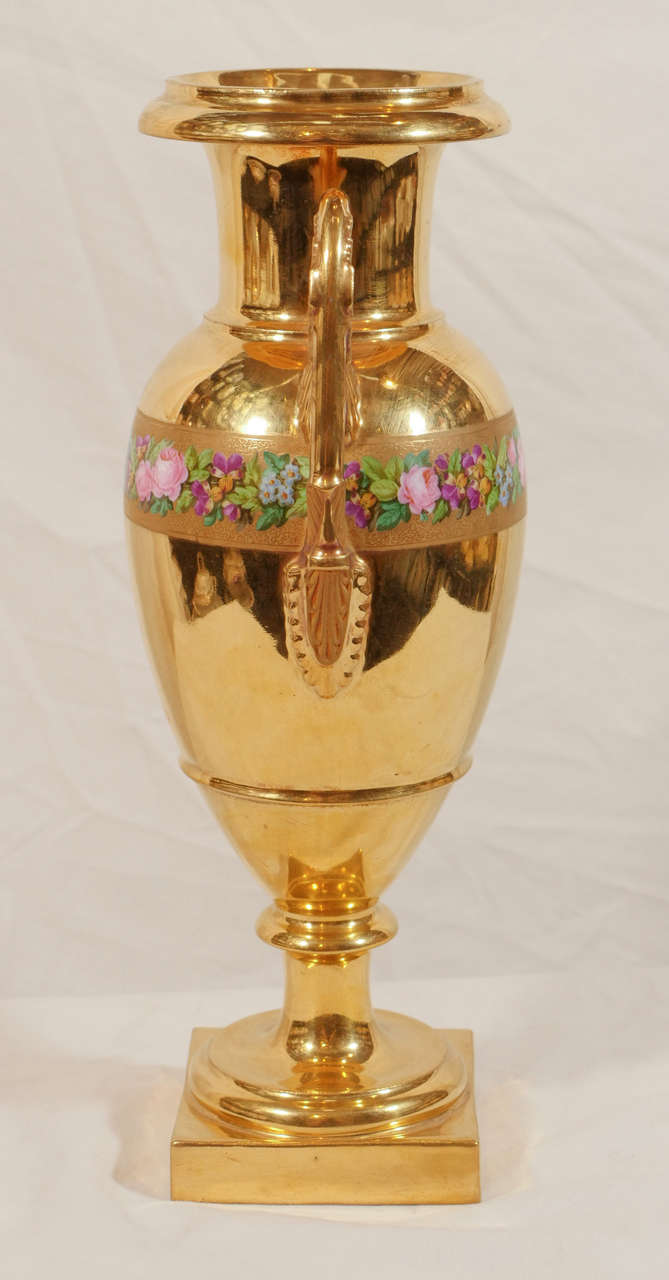 Paar Pariser Goldene Kaminsims-Vasen aus Porzellan, hergestellt in Frankreich um 1830 im Angebot 1