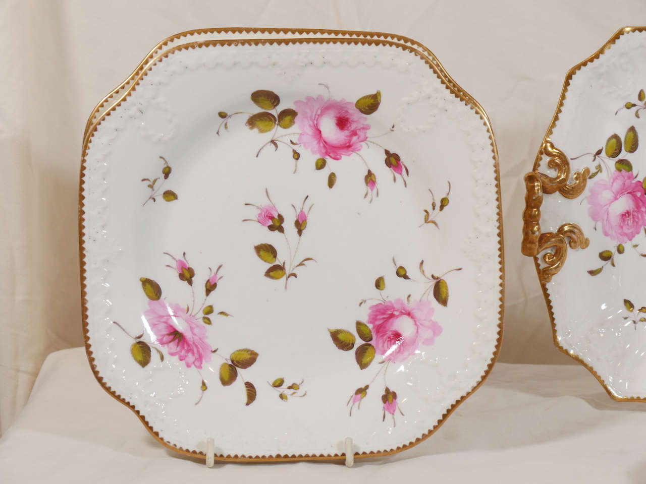 A Set of Sixteen Dishes: A Dessert Service Decorated with Pink Roses In Excellent Condition In Katonah, NY