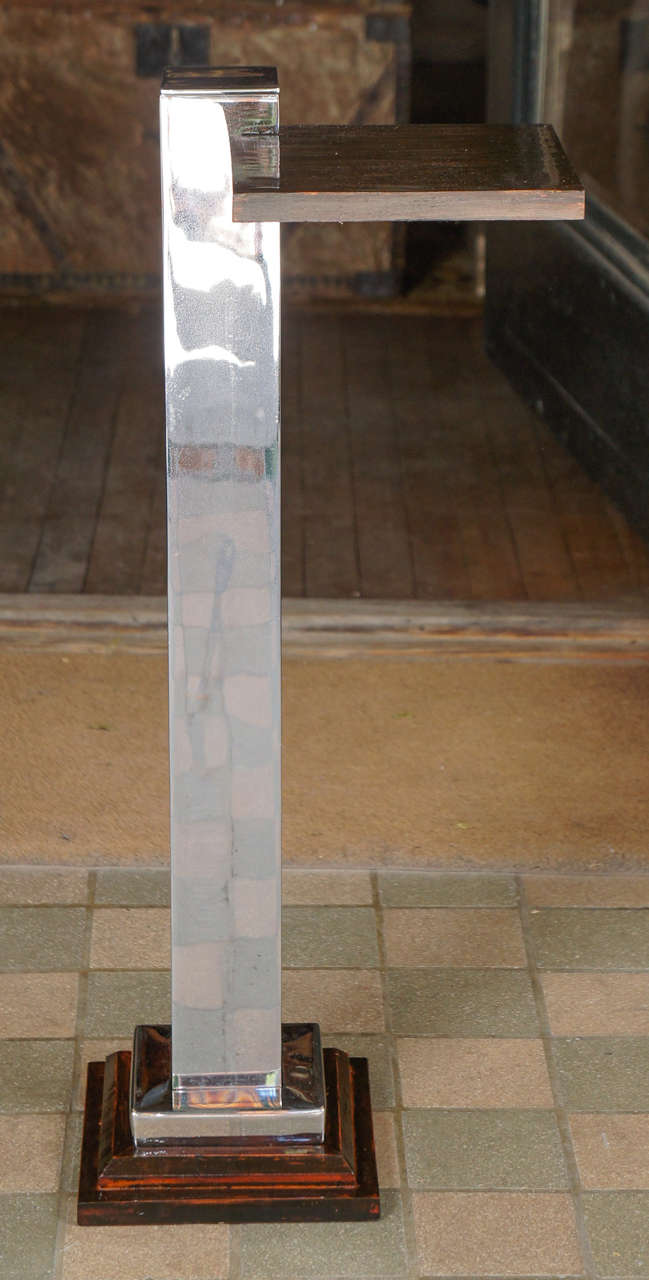 Esta mesa o candelabro de fumar vintage parece hecha a medida y única en su especie. El pesado eje de acero está gruesamente cromado y descansa sobre una base de imitación de palisandro complementada en la parte superior por una superficie de mesa