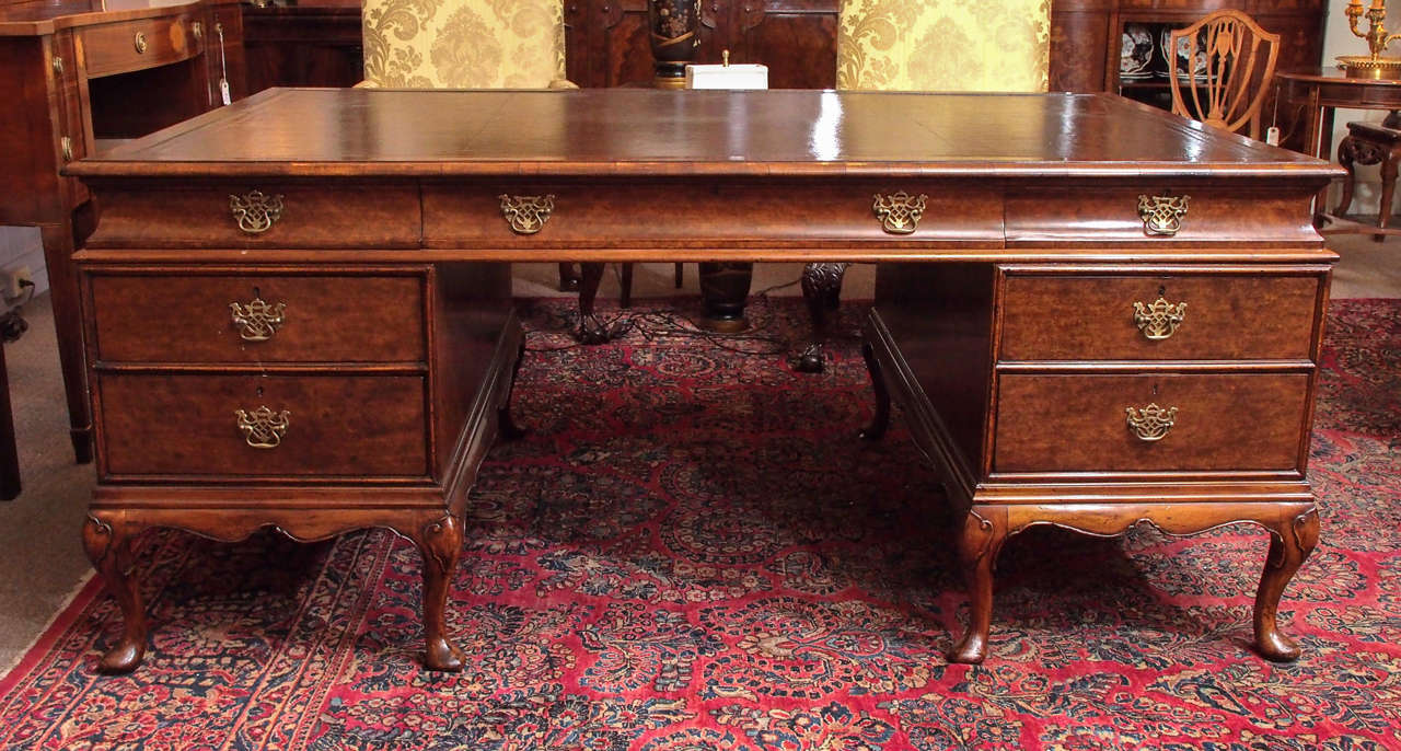 Antique English Walnut Leather Top Desk circa 1890-1900 In Excellent Condition In New Orleans, LA