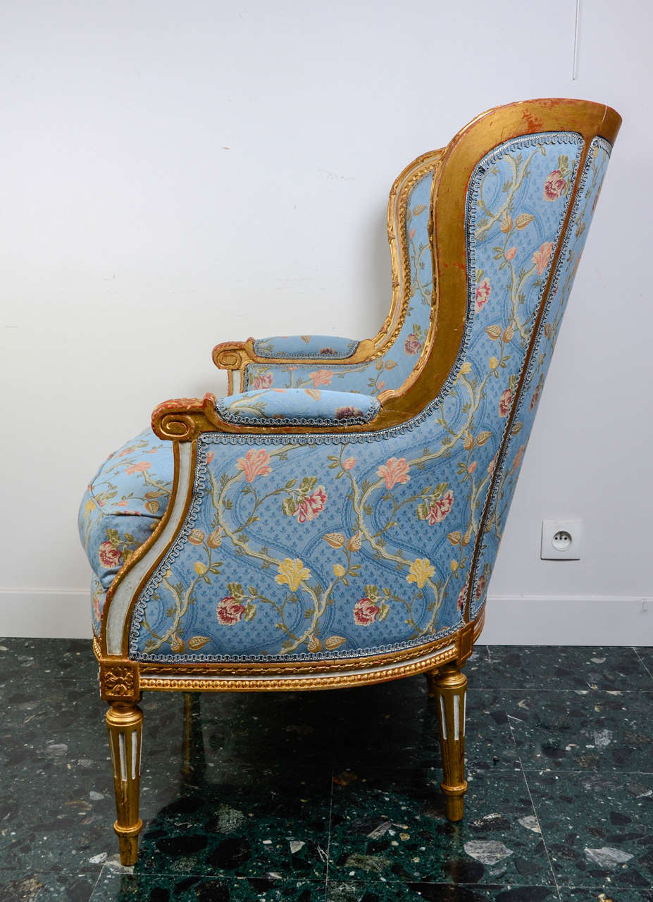 Pair of Gilded and Painted Wood Bergères In Excellent Condition For Sale In Paris, FR