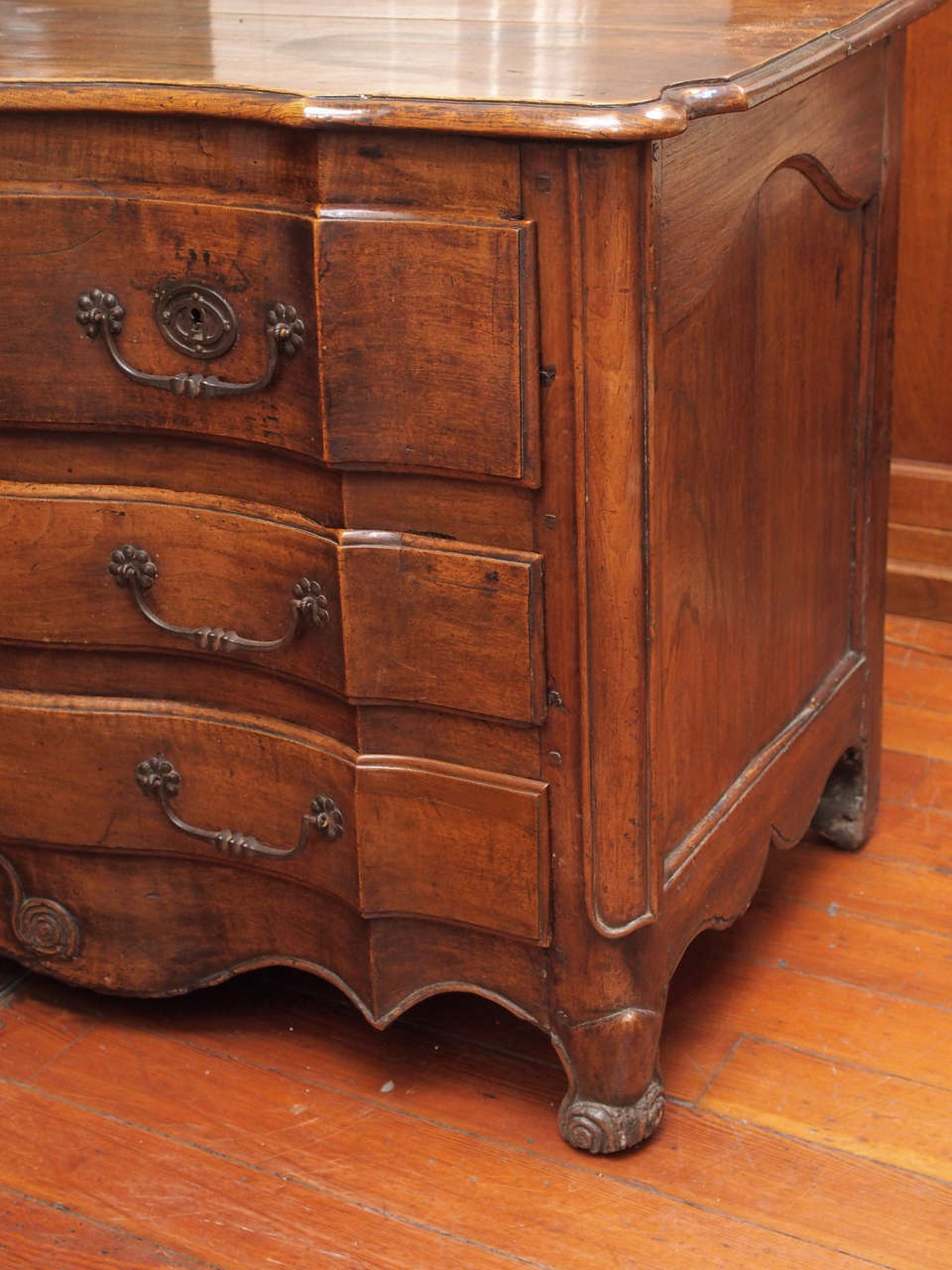 Louis XV 18th Century Walnut  Commode For Sale