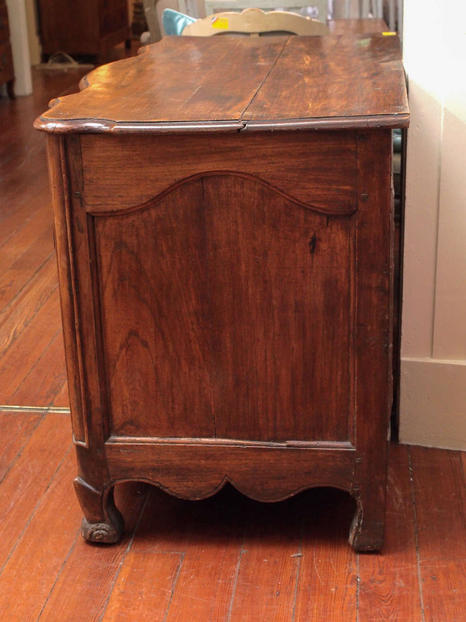 18th Century Walnut  Commode For Sale 1