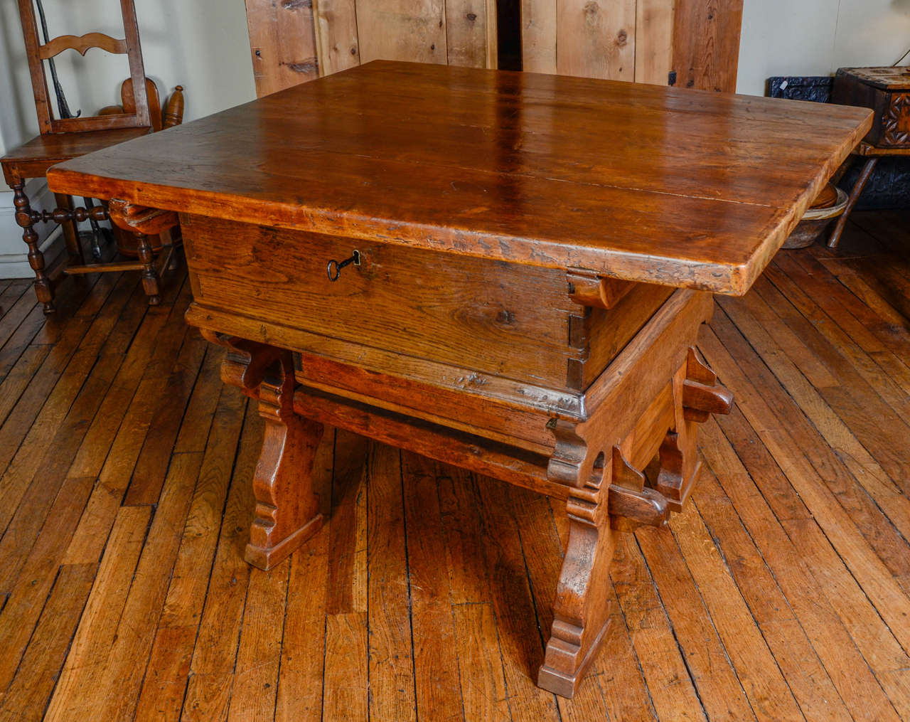 Table of changer constituted by a sliding tray closing a compartment in which are three small drawers.
Down a big sliding and crossing drawer.
Feet are fixed by keys and knockdown for the transport.