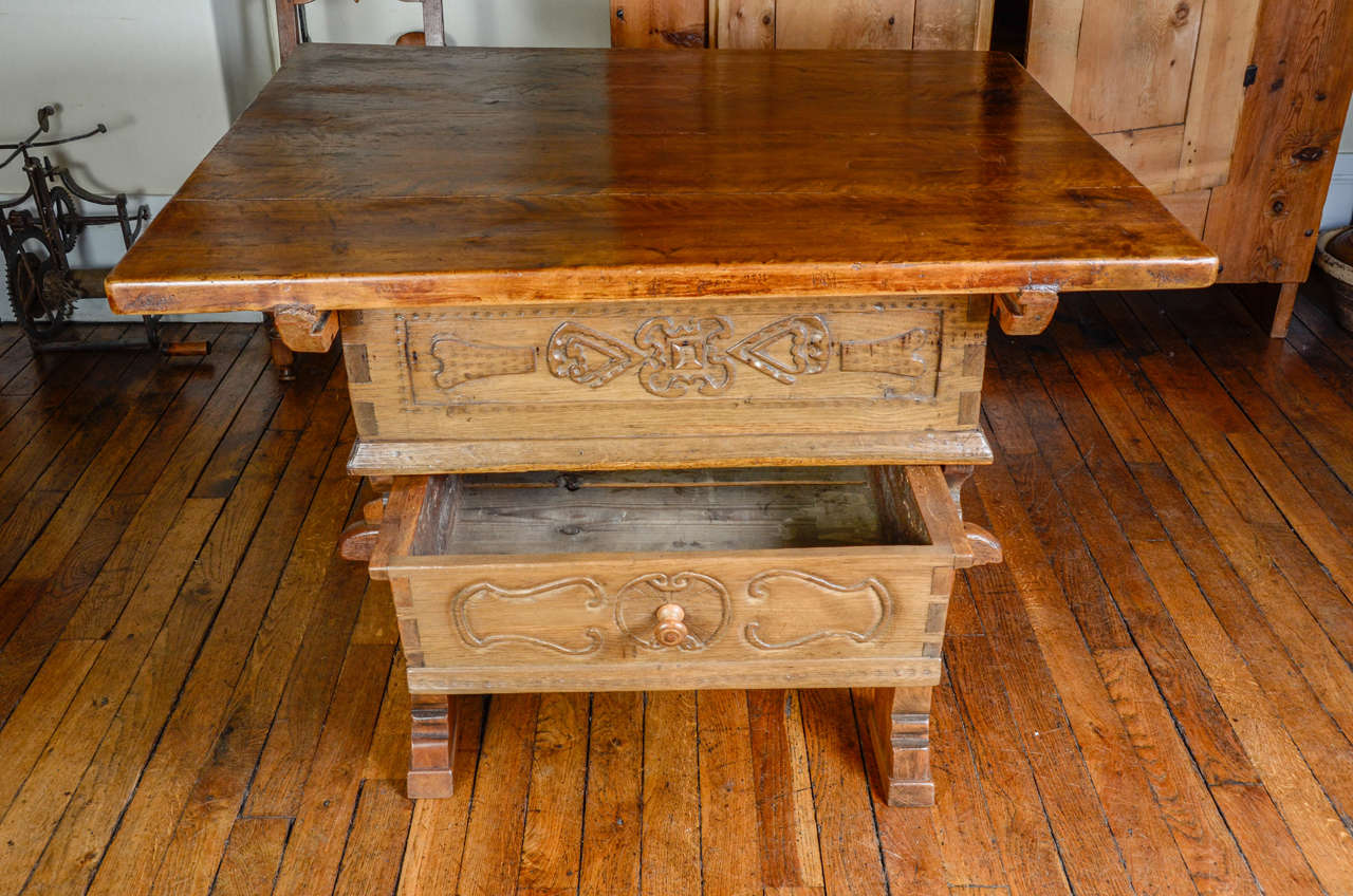 Moneychanger Table, circa 1700 In Excellent Condition In Paris, FR