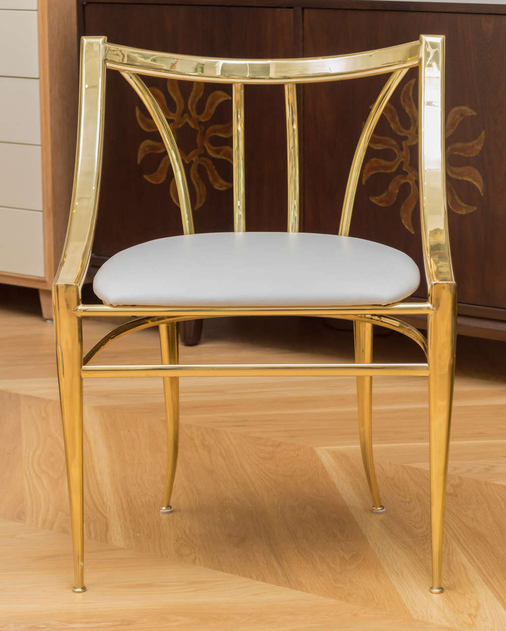 Beautiful pair of polished brass italian chairs.
New white leather seats.