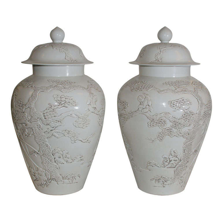 A PAIR OF QING DYNASTY COVERED JARS. CHINESE,  19th CENTURY For Sale
