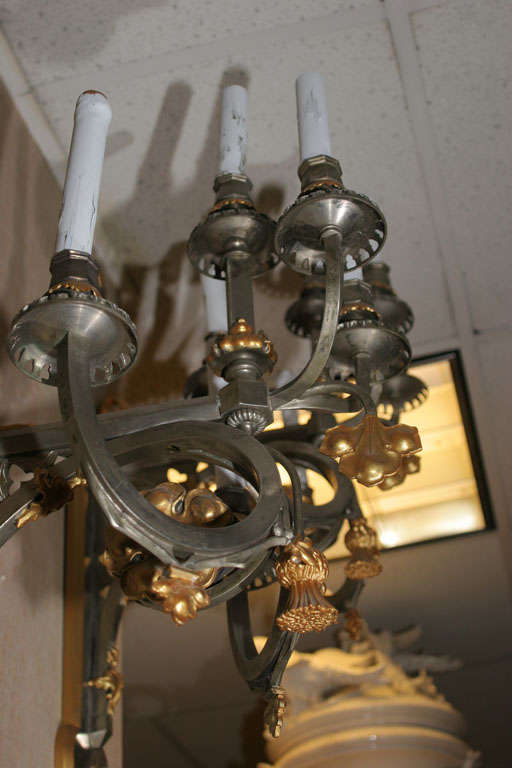 Coppia di grandi lampade a 5 luci in stile gotico francese in acciaio e bronzo dorato in vendita 7