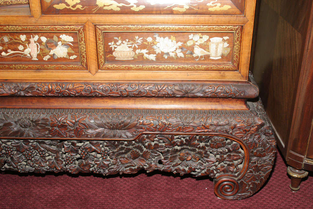 Japanese Gold Lacquered Display Cabinet In Excellent Condition In New York, NY