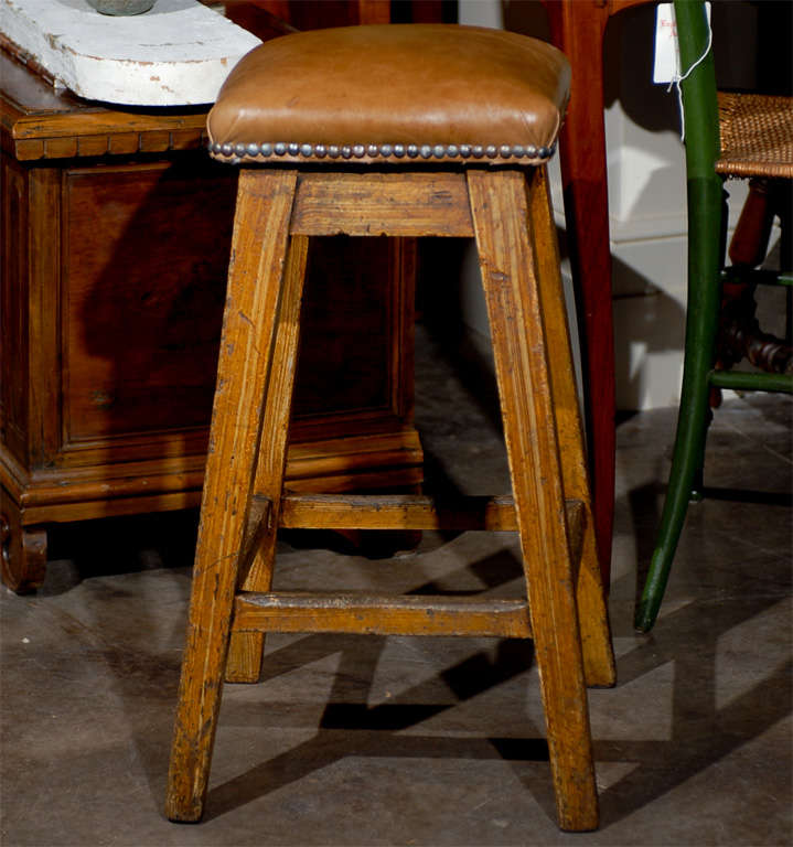 Spanish 19th Century Caramel-Colored Leather Top Barstool with Grain Painted Legs