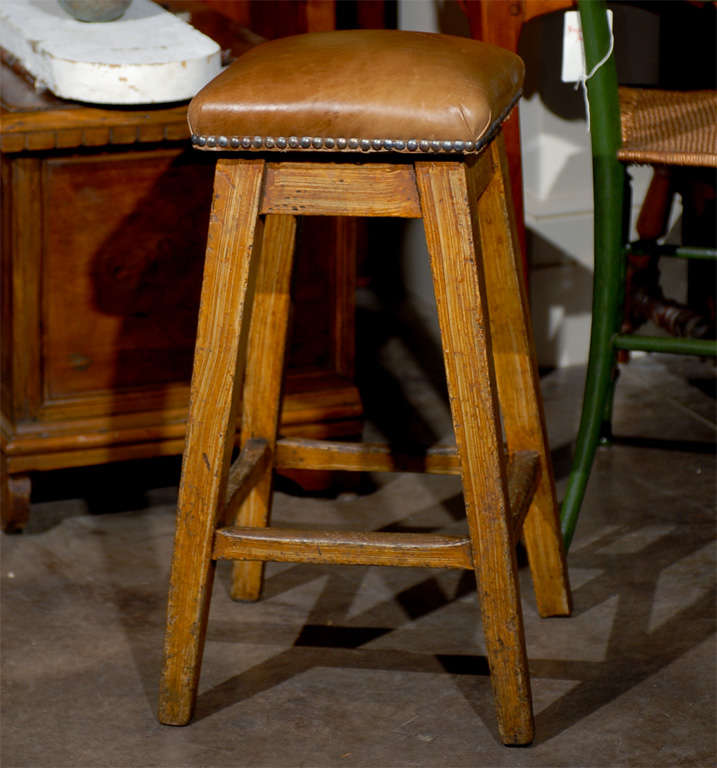 19th Century Caramel-Colored Leather Top Barstool with Grain Painted Legs In Good Condition In Atlanta, GA