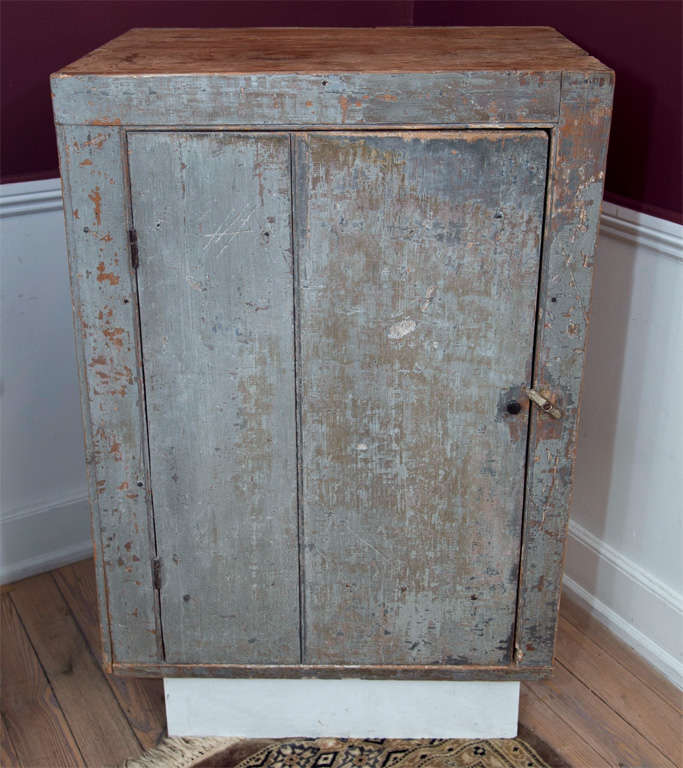 Pine Farmhouse Pantry Cupboard 18th Century In Excellent Condition For Sale In Woodbury, CT