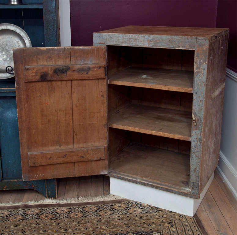 Pine Farmhouse Pantry Cupboard 18th Century For Sale 3