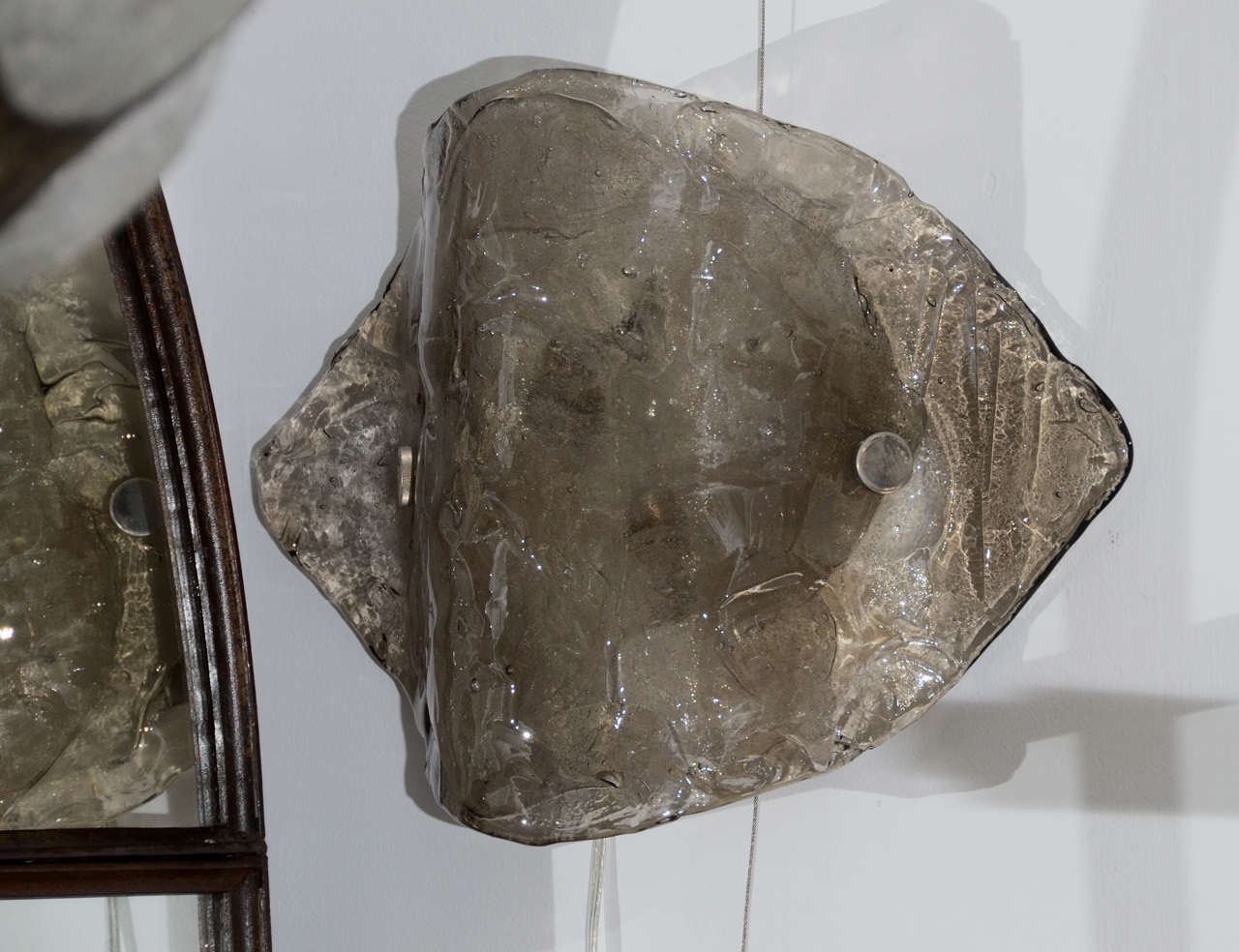 Paar Wandleuchter aus geräuchertem, gewelltem Glas von Mazzega (Moderne der Mitte des Jahrhunderts) im Angebot
