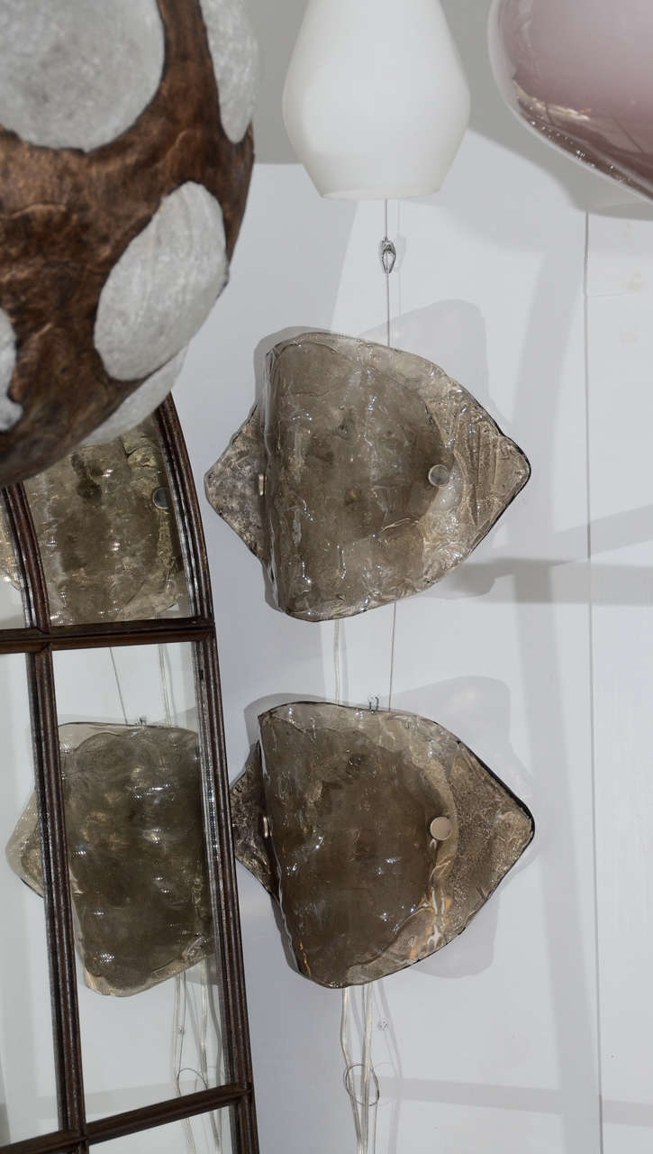 Pareja de apliques de cristal ahumado ondulado de Mazzega Italiano en venta