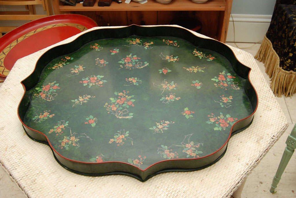 Green tole transfer decorated tray In Excellent Condition In Hudson, NY