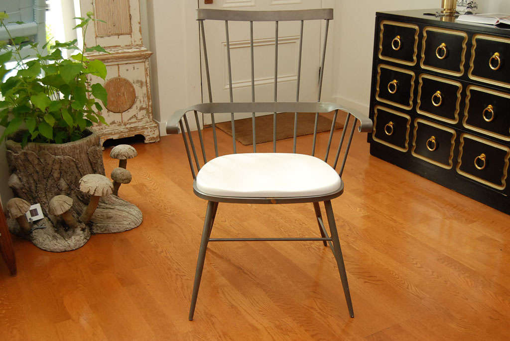 Fabulous Windsor Chair with white molded seat.
newly painted.
a quantity of six are available.