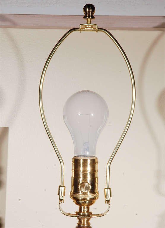 Lampe à gaz en opaline française de couleur jaune avec des accents en bronze doré. Câblage pour l'électricité.