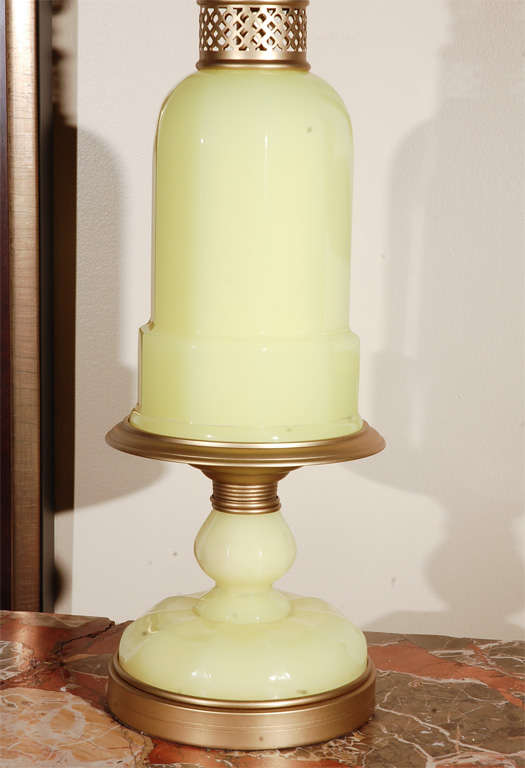 Lampe opalin jaune Bon état - En vente à Los Angeles, CA