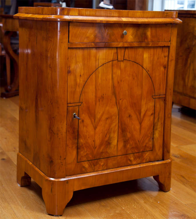 Lovely and sleek blonde cherry wood cabinet with rounded corners containing a drawer and a door adorned with finely inlaid ebony fillet, unique size

 to view additional items from this dealer, click on their shop name to enter dealers
