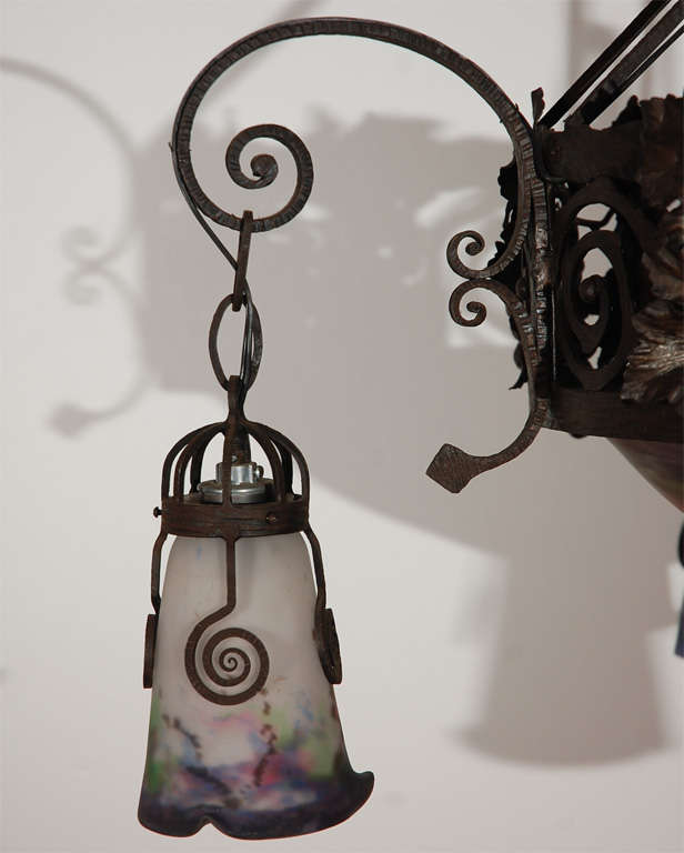 Exquisiter, handgefertigter Kronleuchter aus Eisen von Muller Freres. Fünf Licht. Original Glas. Das große zentrale Glas ist mit 