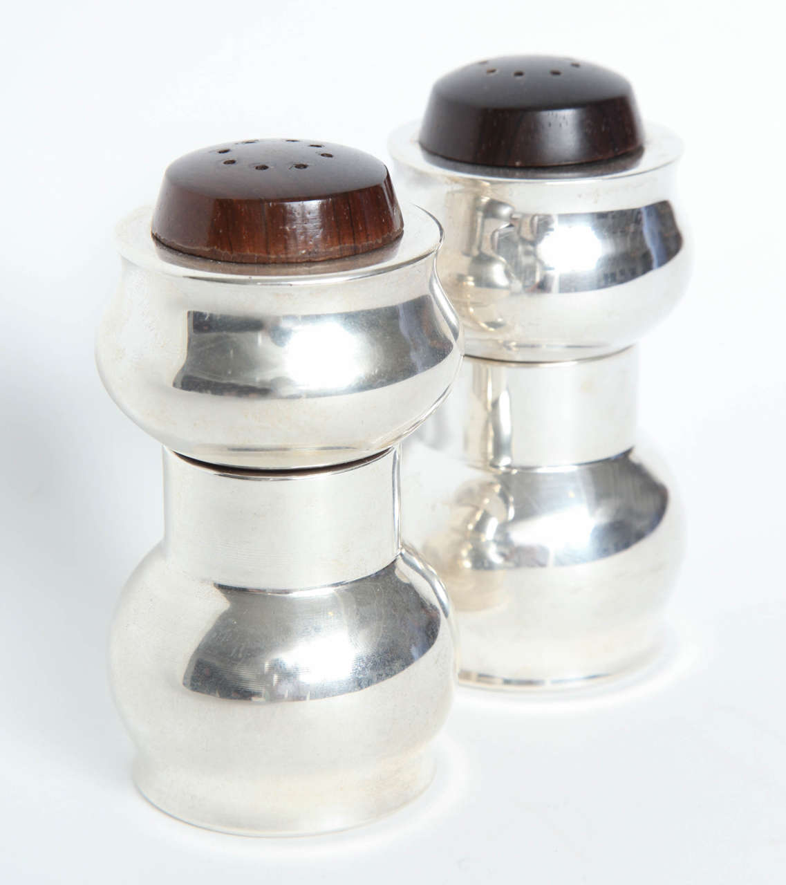 A matched pair of pepper mills/salt shakers in a modernist design by Towle Silversmiths. Very fine original condition throughout by Towle Silversmiths, 1960s, signed and marked 
